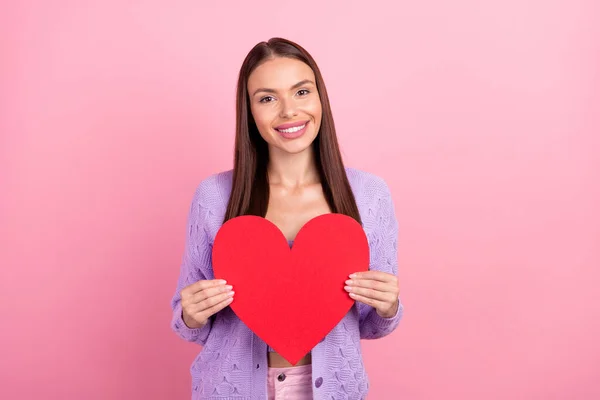 Romantik Kadının Elinde Kırmızı Kağıt Kalp Figürü Resmi Var Menekşe — Stok fotoğraf