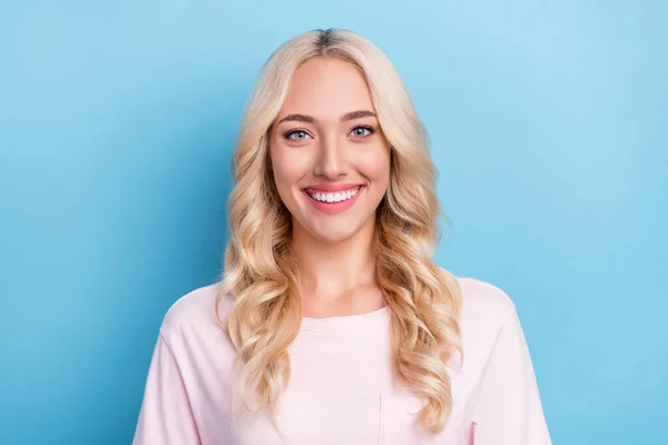 Foto Rolig Ung Blond Dam Bära Rosa Shirt Isolerad Blå — Stockfoto