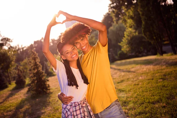 Foto Porträtt Unga Par Promenader Tillsammans Sommar Grön Park Omfamning — Stockfoto