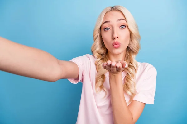 Kuva Flirttaileva Tuhatvuotinen Vaalea Nainen Tehdä Selfie Isku Suudelma Kulumista — kuvapankkivalokuva