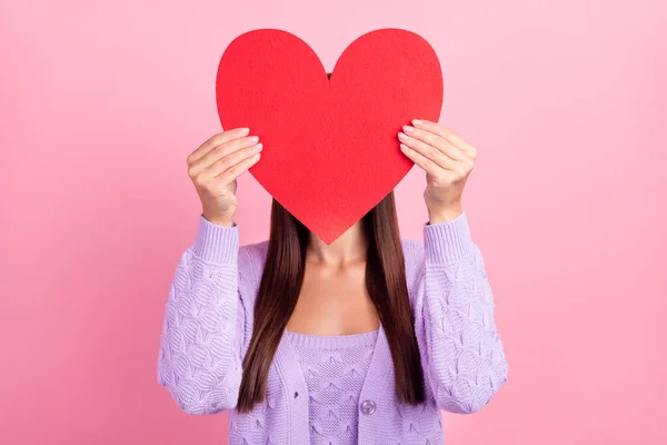 Çekici Bir Kadının Fotoğrafı Ele Tutuşmuş Kalp Şeklinde Kaplama Pembe — Stok fotoğraf