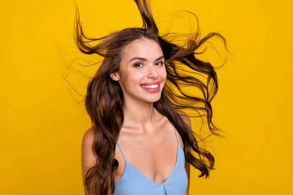 Zdjęcie Młodej Wesołej Kobiety Szczęśliwy Pozytywny Uśmiech Mucha Powietrze Włosy — Zdjęcie stockowe