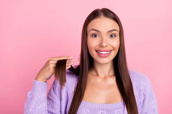 Foto Van Grappige Charmante Jonge Dame Dragen Violette Outfit Glimlachende — Stockfoto