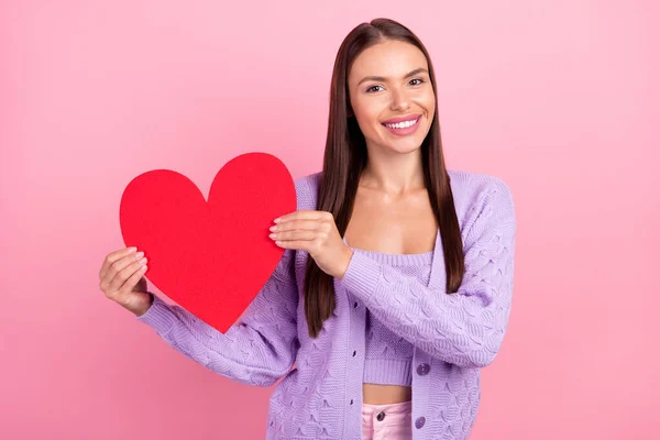 Genç Mutlu Pozitif Kadının Ele Tutuşması Kalp Şeklinde Kırmızı Kağıt — Stok fotoğraf