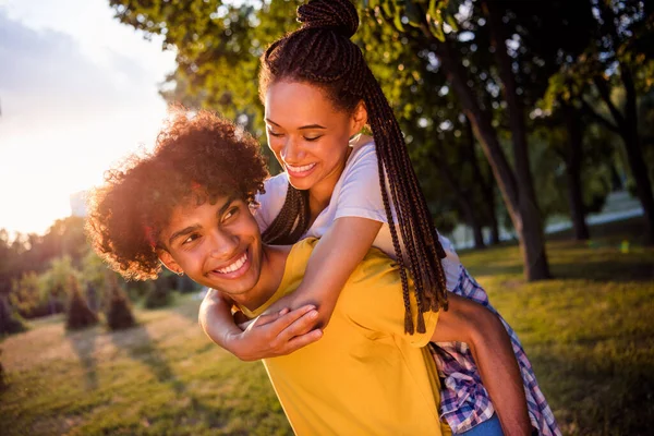 Photo Portrait Young Couple Walking Together Summer Streets Embracing Piggyback — Stockfoto