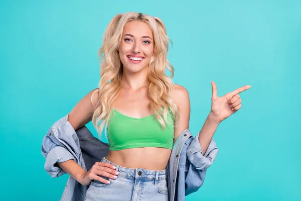 Foto Joven Feliz Mujer Alegre Punto Verano Dedo Vacío Espacio —  Fotos de Stock