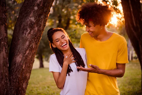 Portrait Handsome Beautiful Cheerful Couple Having Fun Talking Telling Funny — Stockfoto