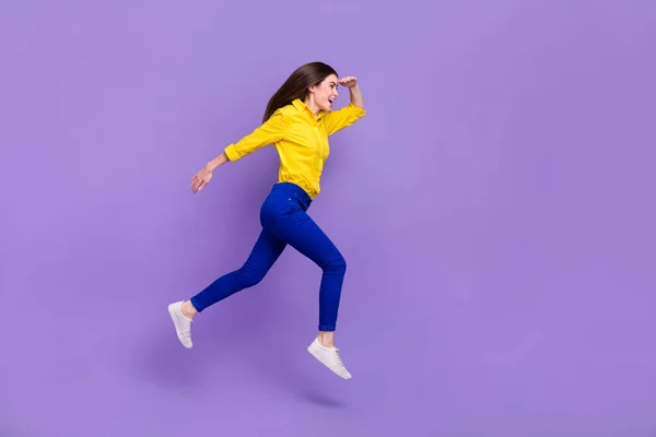 Volledige Lengte Lichaamsgrootte Uitzicht Van Aantrekkelijke Vrolijke Meisje Springen Kijken — Stockfoto