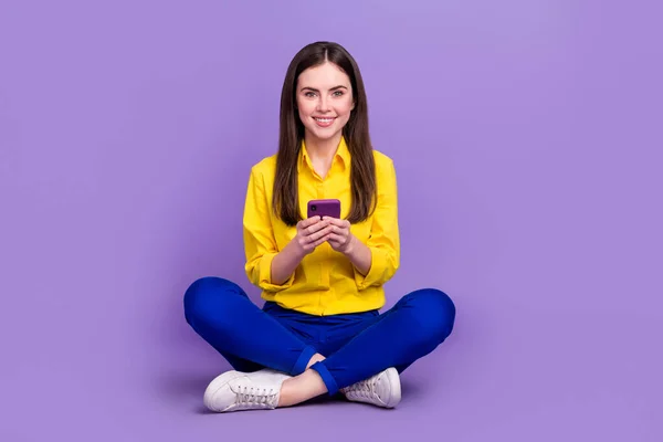 Portrait Beautiful Trendy Cheerful Girl Sitting Using Device Chatting App — Stockfoto