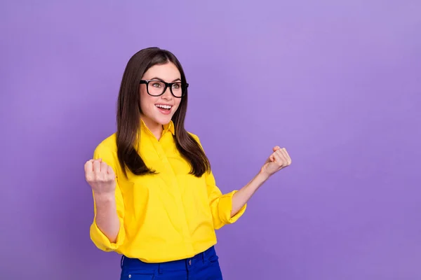 Portret Van Aantrekkelijke Vrolijke Tevreden Meisje Vieren Plezier Geïsoleerd Helder — Stockfoto