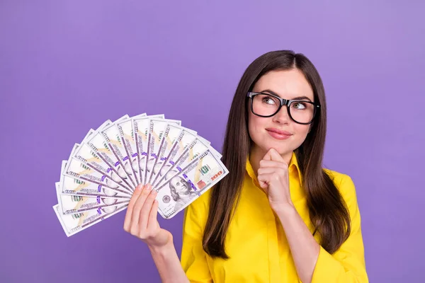 Portrét Atraktivní Trendy Smýšlející Dívka Drží 100 Bankomatů Rozpočtu Izolované — Stock fotografie