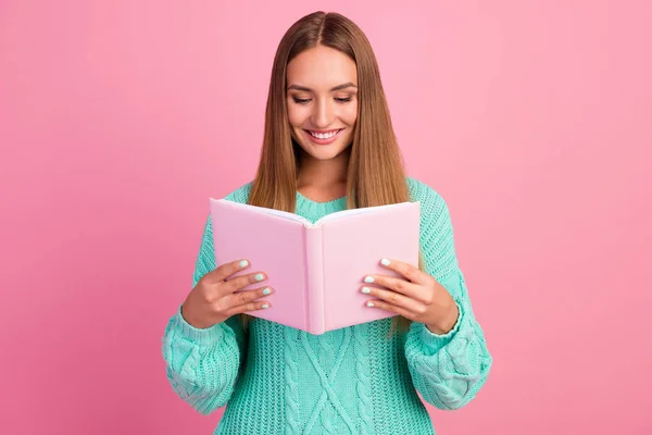明るい豪華な女性ホールドの写真読書本あなたの笑顔はパステルピンク色の背景に隔離されました — ストック写真