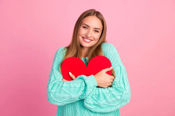 Retrato Pessoas Muito Positivas Mãos Segurar Abraçar Coração Papel Vermelho — Fotografia de Stock