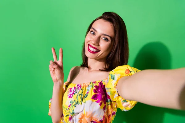 Foto Dulce Adorable Señora Desgaste Hombros Blusa Tomando Selfie Mostrando —  Fotos de Stock