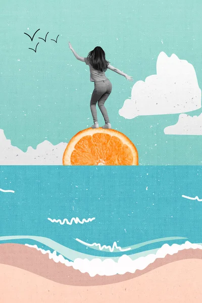 Kolaż Zdjęcie Czarno Białej Dziewczyny Tańczącej Pomarańczowym Słońcu Owoców Relaksujący — Zdjęcie stockowe