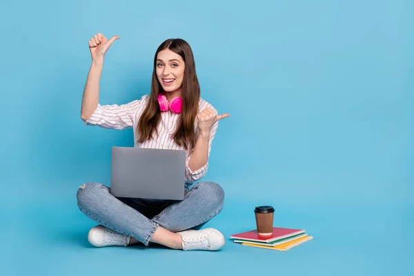 Portret Pięknej Modnej Dziewczyny Siedzącej Pomocą Laptopa Prezentującego Lekcję Odizolowanej — Zdjęcie stockowe