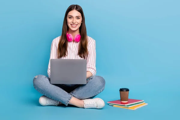 Portret Atrakcyjnej Wesołej Dziewczyny Siedzącej Laptopie Studiującej Zdalnie Odizolowane Jasnoniebieskim — Zdjęcie stockowe