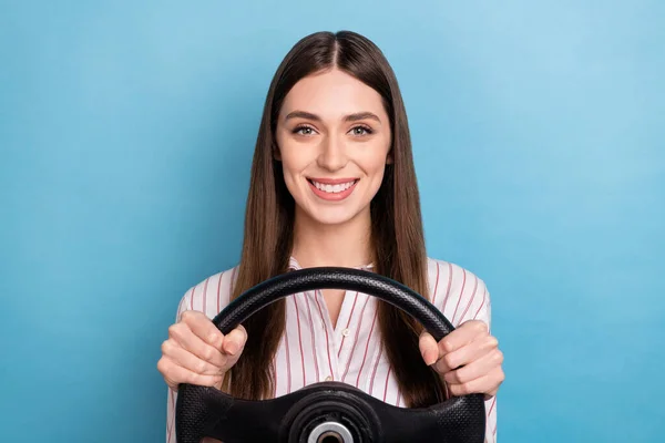 Portret Van Aantrekkelijke Vrolijke Meisje Rijden Auto Oefenen Simulatie Geïsoleerd — Stockfoto