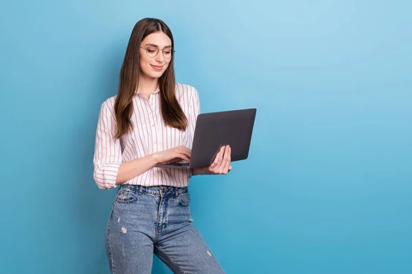 Foto Graziosa Signora Vestita Rosa Occhiali Camicia Chiacchierando Gadget Moderno — Foto Stock