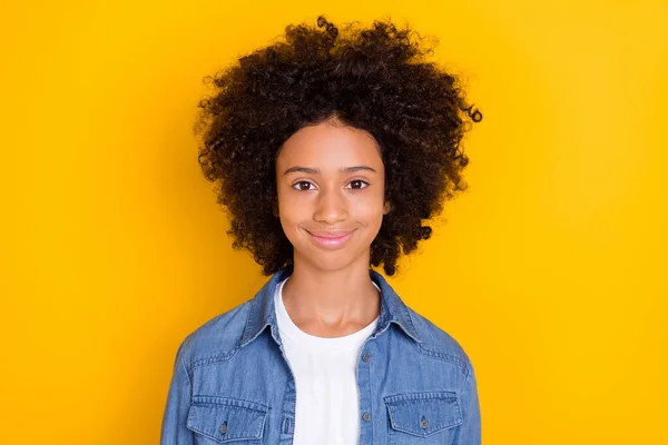 Retrato Atraente Alegre Morena Bonito Menina Cabelos Ondulados Bushy Hairdress — Fotografia de Stock