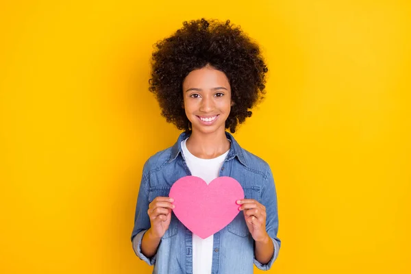 Retrato Hermosa Chica Alegre Adolescente Moda Sosteniendo Las Manos Corazón —  Fotos de Stock