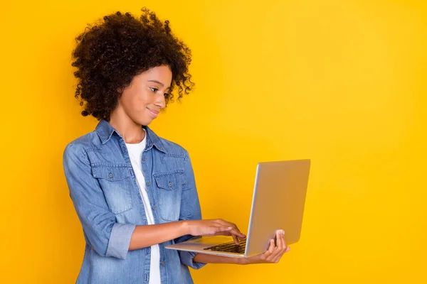 Ritratto Attraente Allegra Ragazza Adolescente Abile Utilizzando Laptop Scrittura Mail — Foto Stock