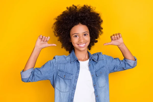 Retrato Atractiva Chica Adolescente Alegre Apuntándose Misma Recomiendan Aislado Sobre — Foto de Stock