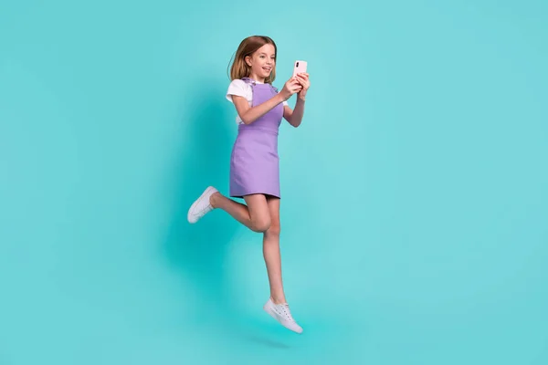 Volledige Lengte Portret Van Vrolijke Schattige Meisje Springen Gebruik Telefoon — Stockfoto