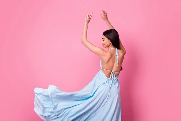 可愛い女性のダンス プロムのイベントの写真裸の肩のスカート手を上に孤立したパステルカラーの背景 — ストック写真