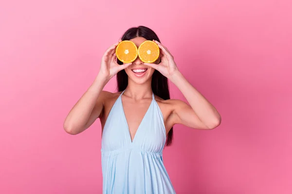 Foto Mujer Excitada Positiva Ocultar Los Ojos Dos Rebanada Mandarina —  Fotos de Stock