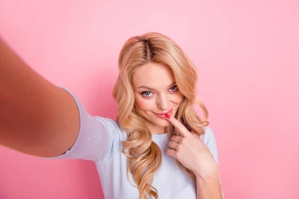 Foto Chica Adorable Agradable Hacer Selfie Dedos Toque Labios Aislados —  Fotos de Stock