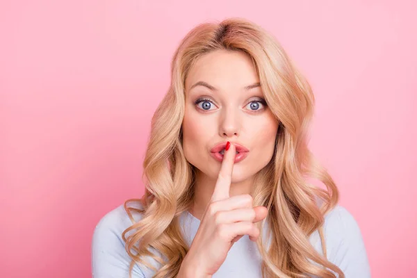 Retrato Buena Persona Adorable Dedo Toque Labios Muestran Hablar Aislado — Foto de Stock