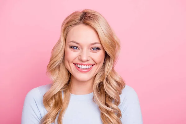 Foto Satisfecha Chica Joven Alegre Sonrisa Radiante Mirada Cámara Aislada — Foto de Stock