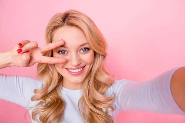 Photo Funky Pretty Girl Make Selfie Hand Fingers Demonstrate Sign — Stock Photo, Image