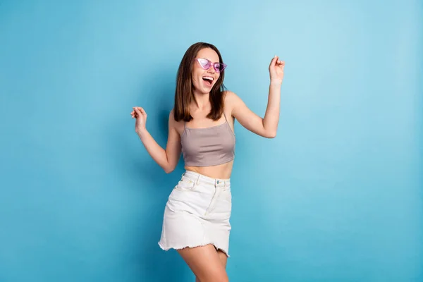 Zdjęcie Młodej Dziewczyny Szczęśliwy Pozytywny Uśmiech Zabawy Taniec Party Sunglass — Zdjęcie stockowe