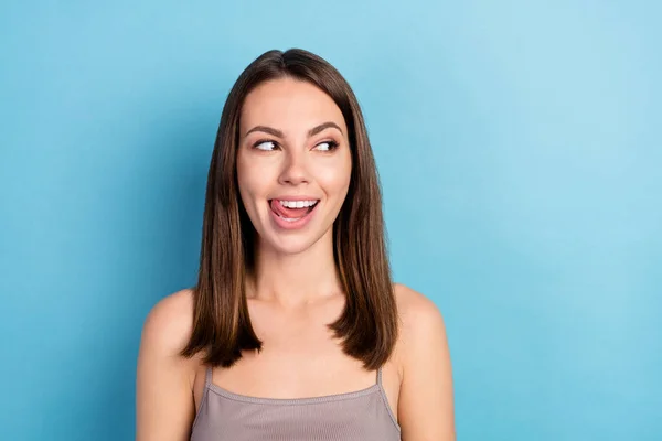 Retrato Atraente Menina Alegre Curioso Lambendo Lábio Olhando Para Lado — Fotografia de Stock