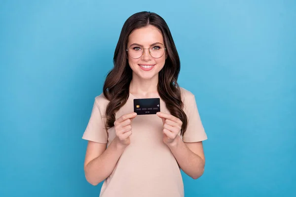 Photo Young Cheerful Pretty Girl Showing Wireless Payment Credit Card —  Fotos de Stock