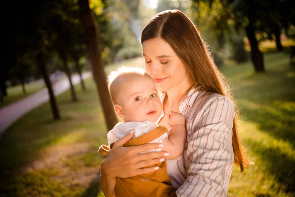 Foto Von Charmanten Hübschen Dame Mutter Halten Ihre Geliebte Kleine — Stockfoto