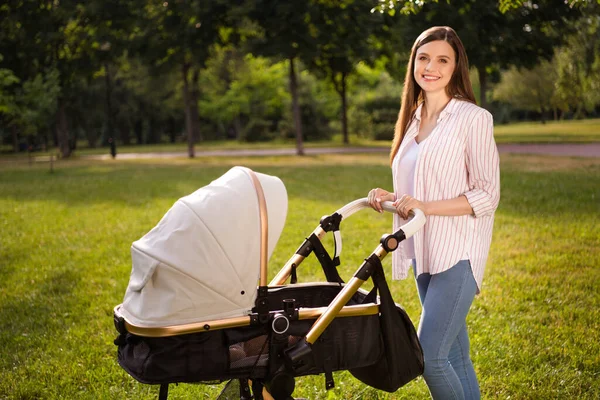 Foto Linda Mãe Vestida Roupas Casuais Sorrindo Desfrutando Sol Andar — Fotografia de Stock