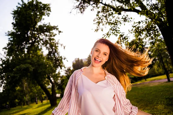 Portrét Přešťastný Hezká Dáma Zubatý Úsměv Létající Vlasy Vychutnat Teplé — Stock fotografie