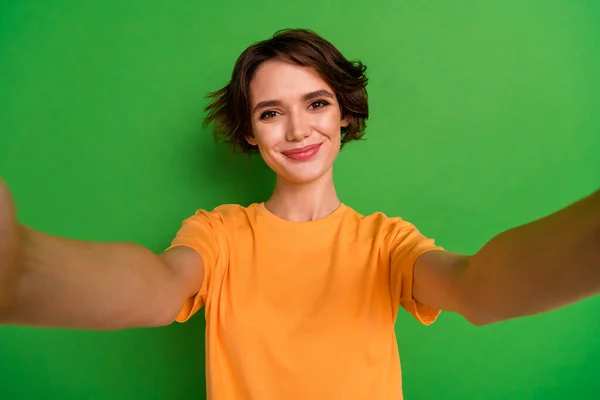 Photo Charming Sweet Young Lady Wear Orange Outfit Smiling Recording — Fotografia de Stock