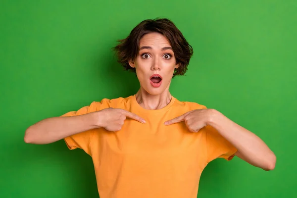 Foto Van Geschokte Funky Jonge Dame Dragen Oranje Outfit Wijzende — Stockfoto