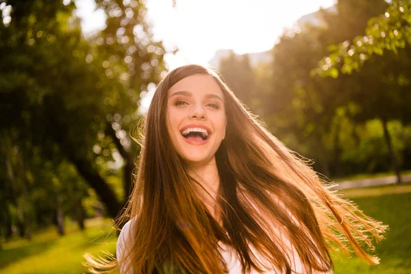 Photo Pretty Cheerful Young Lady Toothy Beaming Smile Enjoy Spend — Stock Photo, Image
