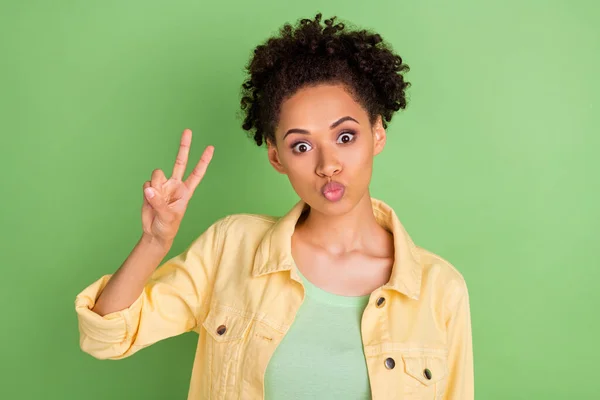 Foto Divertente Giovane Bruna Signora Spettacolo Segno Colpo Bacio Indossare — Foto Stock