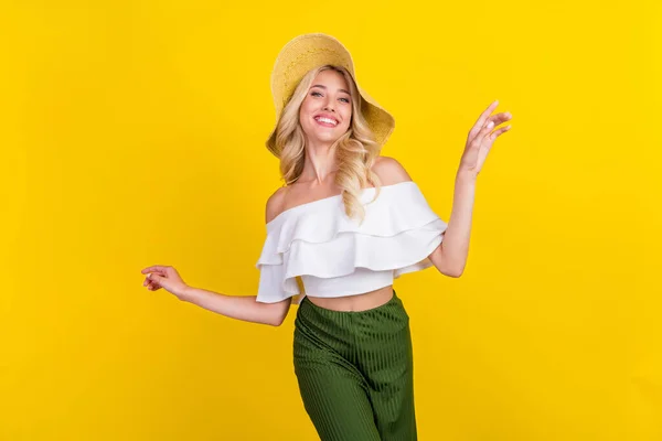 Photo Young Cheerful Woman Happy Positive Smile Headwear Summer Vacation – stockfoto