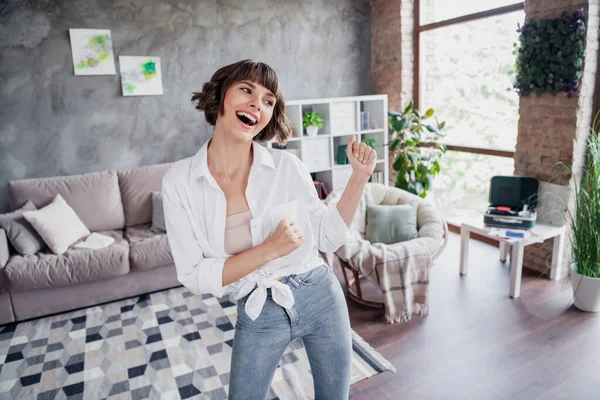 Retrato Chica Alegre Atractiva Bailando Divertirse Tiempo Libre Disfrutando Relajarse — Foto de Stock