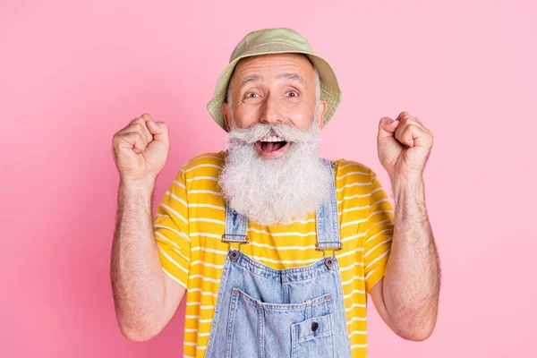 Photo Cheerful Excited Crazy Mature Man Wear Sunhat Raise Fists — Foto de Stock