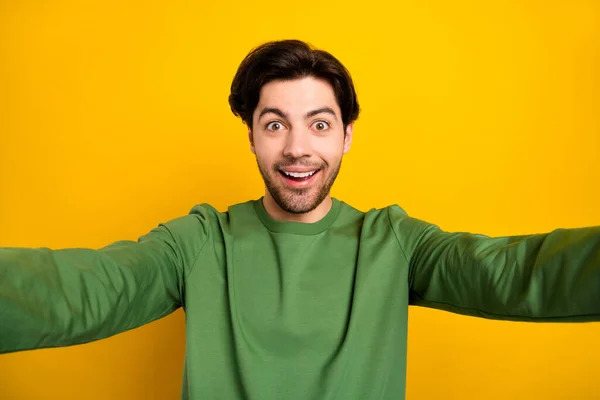 Neşeli Heyecanlı Blogcu Adamın Fotoğrafı Selfie Dişli Gülümseme Yeşil Süveter — Stok fotoğraf