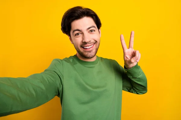 Dost Canlısı Adamın Fotoğrafı Selfie Gösterisi Işaretli Gülümseme Yeşil Süveter — Stok fotoğraf
