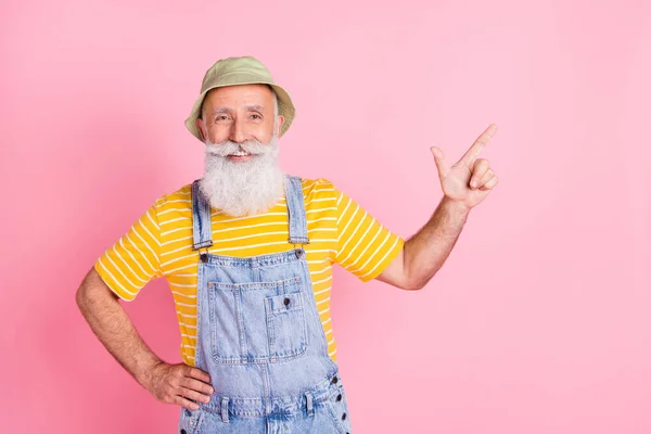 Portrait Attractive Cheerful Bearded Man Showing Copy Empty Space Avdert — Foto de Stock